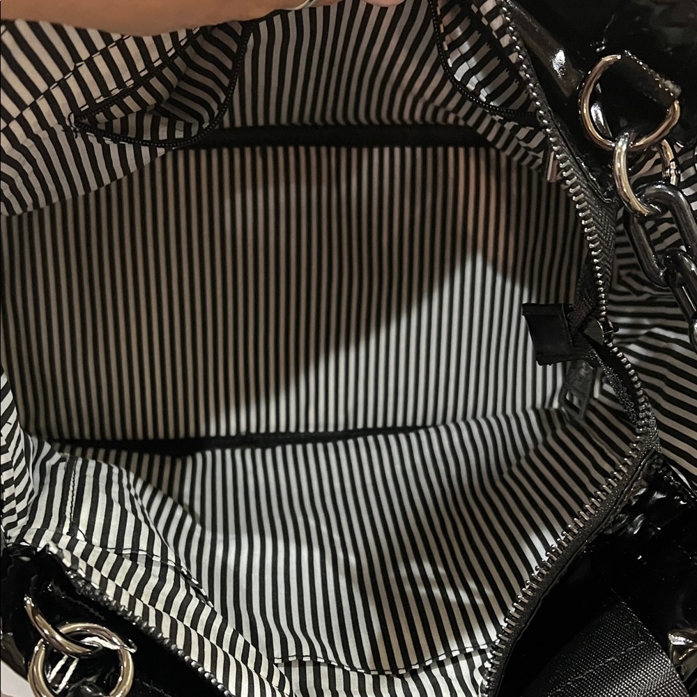 Ah-dorned | Classic Black Metallic Tote Bag w/ Crossbody Strap & Bag Charm Chain - Picture 14 of 17